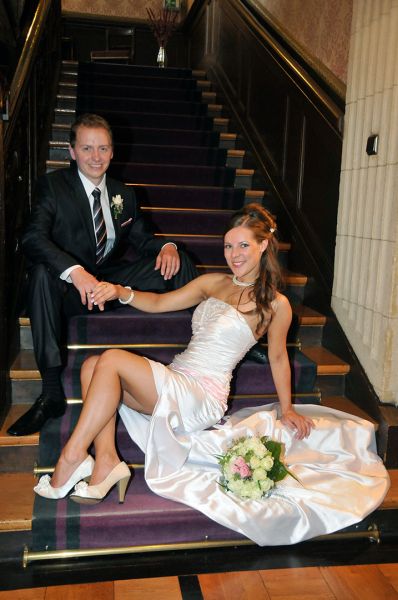 posende Braut und Br�utigam auf einer Treppe in M�heim